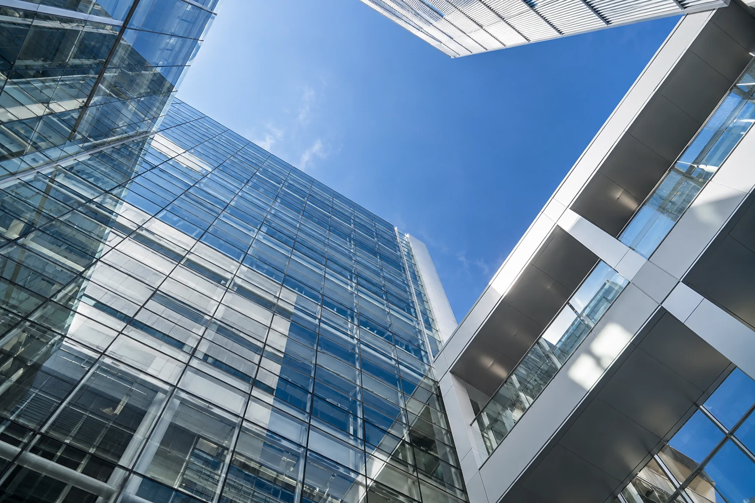 空へ広がる現代建築。事業の可能性を表すイメージで、当社のオフィスではありません。